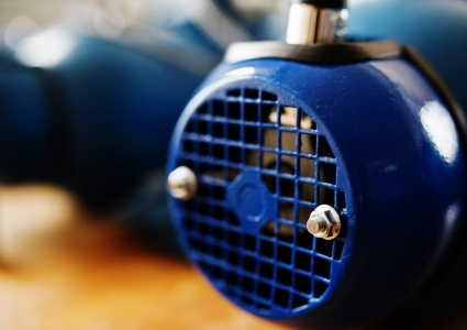 ¿Qué tipo de motor utilizan las bombas de agua?